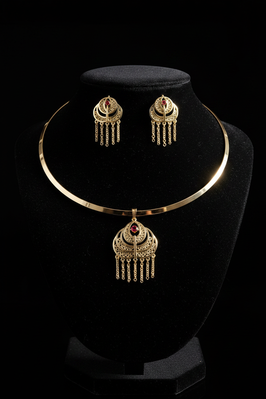 Parure Torque Doré & Filigrane Rubis – Collier Jonc Rigide & Boucles d'Oreilles Franges